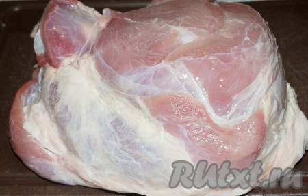 Приготовить свинину. Для этого блюда лучше взять часть окорока без кости и без кожи.