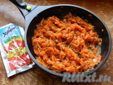 Добавить томатную пасту, паприку и молотый кориандр, влить немного воды, накрыть крышкой и тушить 8-10 минут до мягкости огурцов.