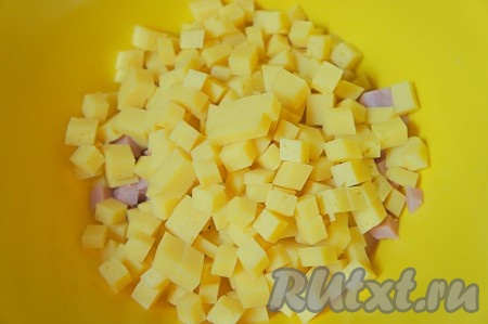 Сыр нарезать мелким кубиком. Добавить к ветчине.