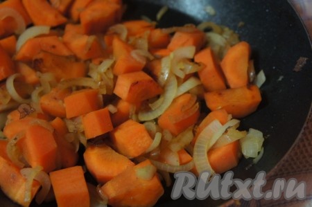 Лук и морковку очистить. Морковь нарезать полукружочками, лук нарезать четверть кольцами. На другой сковороде на небольшом количестве растительного масла обжарить, периодически помешивая, морковку с луком до полуготовности (на это потребуется минут 5). 