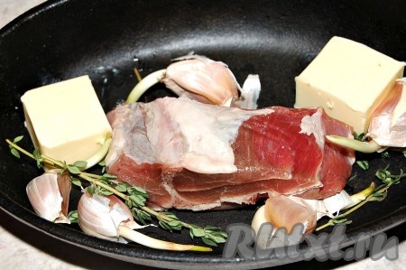 Добавить баранину, порезанную на порционные кусочки, посоленную и посыпанную перцем.

