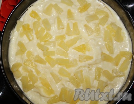 Начинаем формировать наш будущий ананасовый торт. Для этого выложить первый бисквитный корж и покрыть его слоем крема, на крем выложить кусочки ананасов и аккуратно промазать сверху ананаса кремом. Накрыть вторым бисквитным коржом и проделать все также с кремом и ананасом. Завершить все третьим бисквитным коржом, которым накрыть торт.

