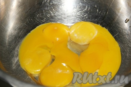 Займемся приготовлением бисквита. Для этого яйца разделить на желтки и белки. 