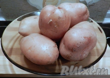 Картофель тщательно вымыть, отварить в кожуре до готовности (варить минут 20 с момента закипания воды). Картошка должны легко прокалываться ножом, но при этом не развариться.
