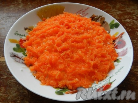 Поверх белков разложить натертую на терке морковь, посолить поперчить, смазать майонезом.