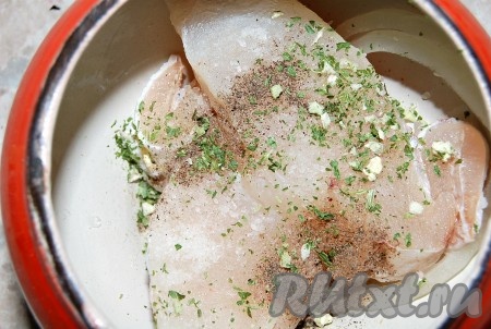 Затем выложить в горшочек кусочки филе рыбы. Посолить, поперчить и посыпать любимыми специями.
