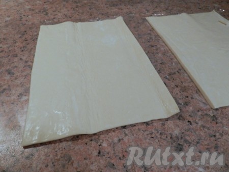 Дрожжевое слоеное тесто разморозить,  разделить на 2 части.