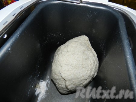 Установить контейнер в хлебопечку, выбрать программу "Французский хлеб", установить вес готового хлеба 750 г и среднюю корочку. Нажать кнопку старт. Хлебопечка начнет работу. Так как вес хлеба небольшой, в процессе выпечки рекомендуется следить, как формуется тесто, возможно, надо будет его немного поправить руками, чтобы хлеб получился ровнее. В процессе нагревания и подъема хлеба крышку хлебопечки не открывать!