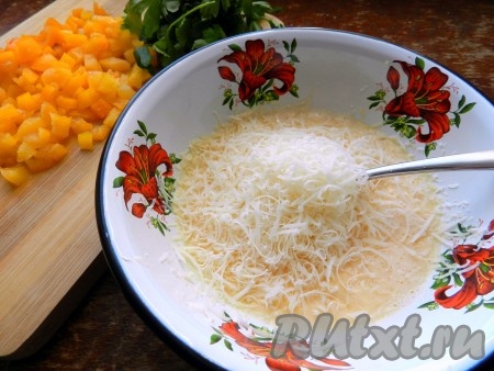 Болгарский перец и петрушку мелко нарезать. Яйца смещать с йогуртом, добавить натертый на терке сыр, болгарский перец и петрушку.
