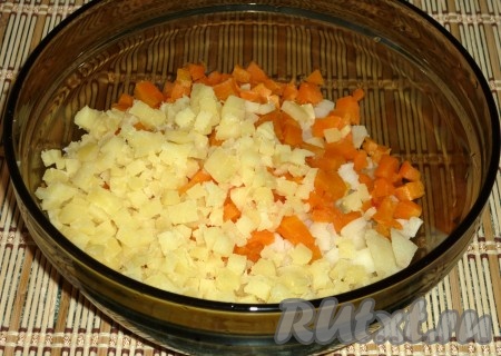 Морковь и картофель нарезать небольшими кубиками.
