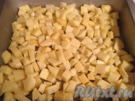 Картофель нарезаем кубиками, выкладываем в форму для запекания, добавляем немного оливкового масла и соли, перемешиваем.
