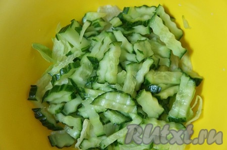 Огурец произвольно нарезать и добавить к салату.