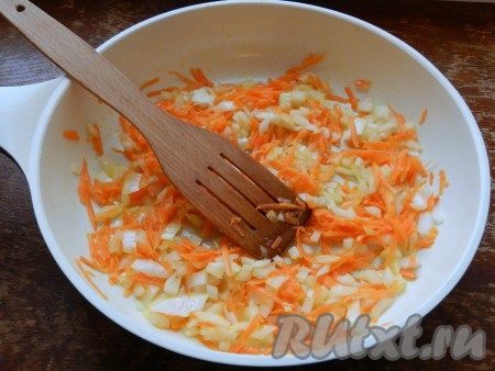 В сковороде разогреть растительное масло и обжарить лук и морковь.