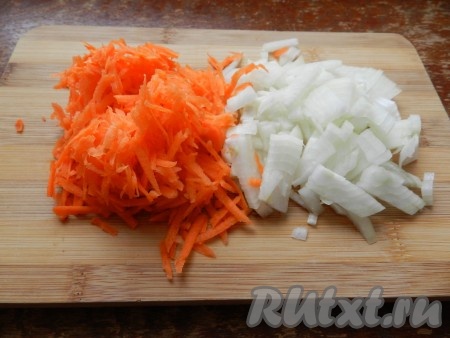  Лук и морковь очистить, морковь натереть на терке, лук нарезать.