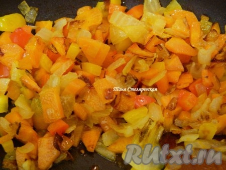  Лук, морковь, перец мелко нарезать и пережарить.