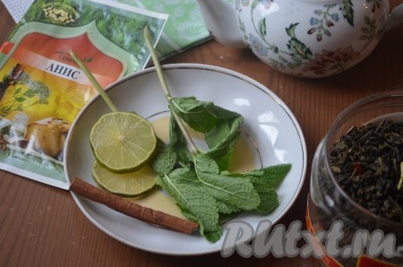 Подготовить все необходимые ингредиенты для заваривания зелёного чая с мятой и лаймом.
