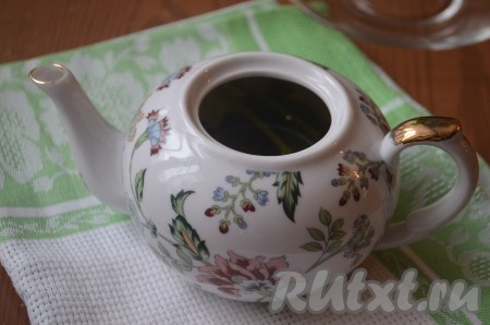 Зёрна аниса раздавить. Веточки мяты промыть. 1-2 дольки лайма выжать в заварочный чайник, туда же выложить и оставшуюся корочку, добавить раздавленные зёрна аниса, веточки мяты, корицу, зелёный чай, залить кипятком и накрыть крышкой (можно накрыть чайник полотенцем). Оставить настаиваться чай, как минимум, минут на 10.
