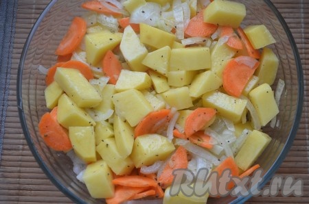 Картофель, лук и морковь очистить. Картофель нарезать кубиками, лук - полукольцами, морковь - достаточно тонкими полукружочками, посолить, перемешать. Выложить в смазанную растительным маслом форму для запекания (я выложила в форму диаметром 24 см).
