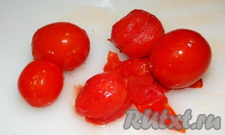 Приготовить помидоры. Я использовала помидоры, которые заготовила летом, консервированные в собственном соку.
