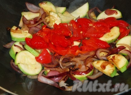 Перец нужно нарезать крупной соломкой и добавить в сковороду к овощам.