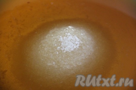 Добавляем сахар, дрожжи и кофе. Кофе можно не добавлять, но с ним квас приобретает более интенсивный цвет.