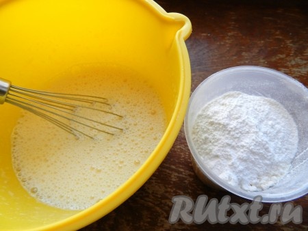 Яйца взбить в пышную пену с сахаром, солью и ванильным сахаром.
