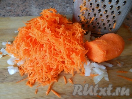 Мелко нарезать лук и натереть на терке морковь.