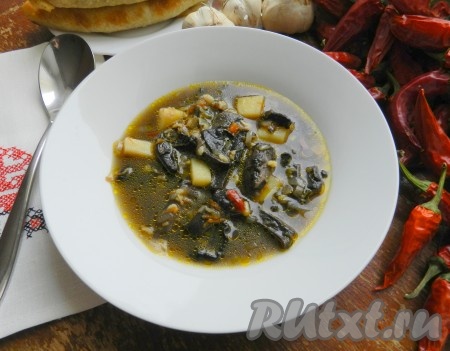 Вкусный и ароматный суп их сухих грибов готов, подавать его можно со сметаной.

