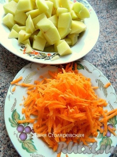 Морковь натереть на терке, порезать картофель.