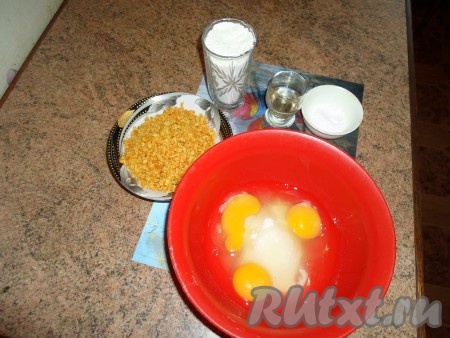 Затем делаю тесто. Перемешиваю яйца, сахар, муку, добавляю столовую ложку подсолнечного масла, половину чайной ложки соды, погашенной уксусом и измельченную кожуру. Все перемешиваю.