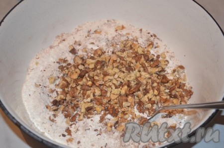 Грецкие орехи обжарить на сухой сковороде, а затем порубить в среднюю крошку. Добавить в мучную смесь.
