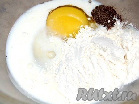 Для кляра в миске смешать яйцо, муку, молоко, соль и перец. Все размешать до консистенции густой сметаны. В случае надобности добавлять муку и молоко до нужного состояния.