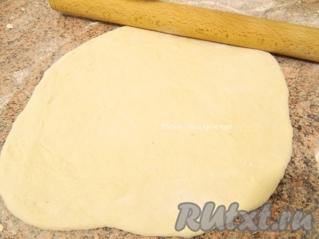 Раскатываем готовое тесто толщиной до 1 см.
