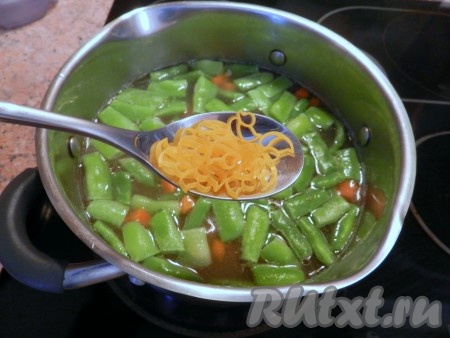 Затем в суп с индейкой добавить нарезанную стручковую фасоль и макаронные изделия. Довести до кипения, уменьшить огонь и варить суп ещё 7-8 минут. Этого времени достаточно, чтобы сварились фасоль, картошка и макароны.

