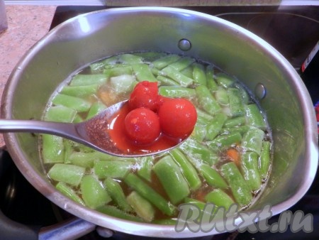 За 1-2 минуты до готовности добавить в суп, по желанию, помидоры в собственном соку.
