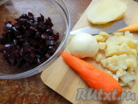 Картофель, морковь и свеклу очистить, нарезать мелкими кубиками. Первой нарезать свеклу и смешать ее с небольшим количеством оливкового масла, чтобы в дальнейшем она не окрасила остальные овощи.
