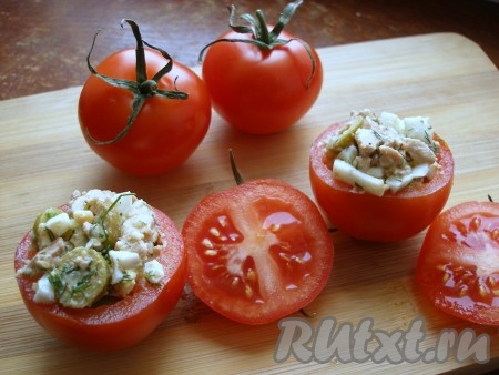 Заполнить помидоры вкуснейшим салатом из печени трески.
