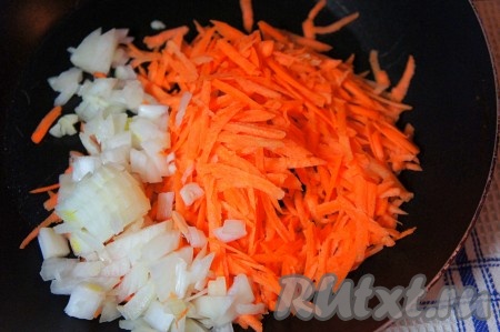 Морковь натереть на крупной тёрке, лук мелко нарезать.
