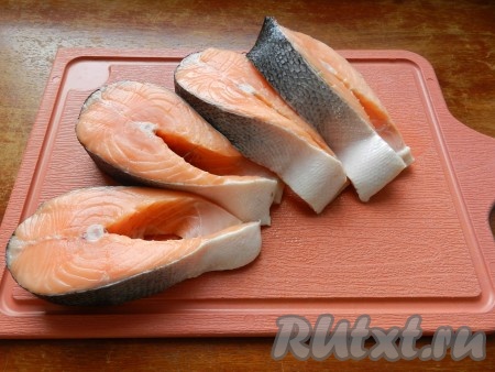 Разрезать рыбу на стейки.