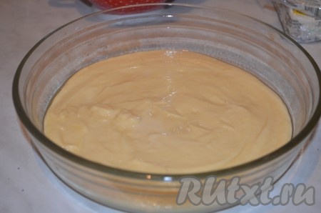 Вылить тесто в смазанную маслом форму.