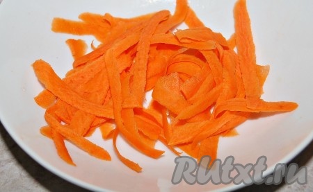 Морковь очистить, помыть и с помощью овощечистки нарезать тонкими пластинками.
