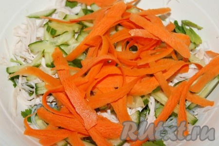 Добавить морковные пластинки к салату.