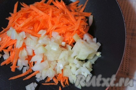 Морковь натереть на тёрке, лук мелко нарезать.