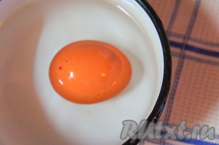 Яйца отварить, остудить ,очистить и разрезать на половинки или четвертинки.