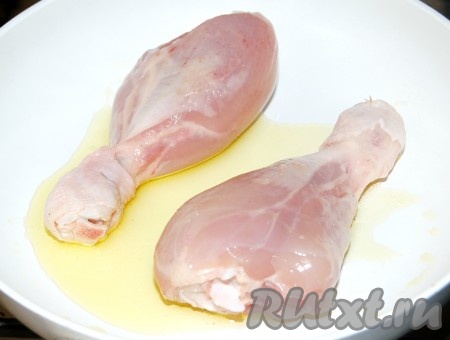 Налить в сковородку растительное масло и обжарить куриные ножки с двух сторон.