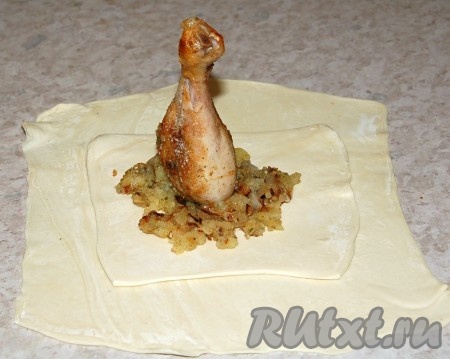 На картофельный гарнир разместить обжаренную куриную ножку.