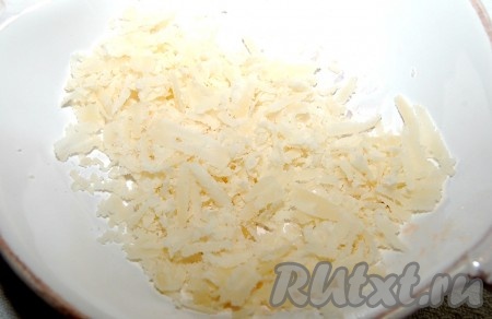 Залить все сметаной и сверху разместить натертый на средней терке сыр.