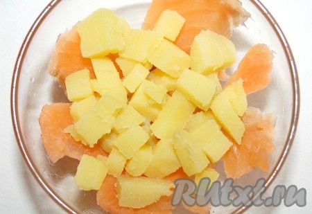 Картофель вареный нарезать мелкими кубиками и выложить поверх семги.