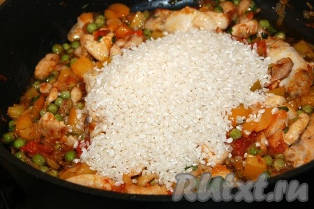 Рис отмерить и добавить в сковороду. 