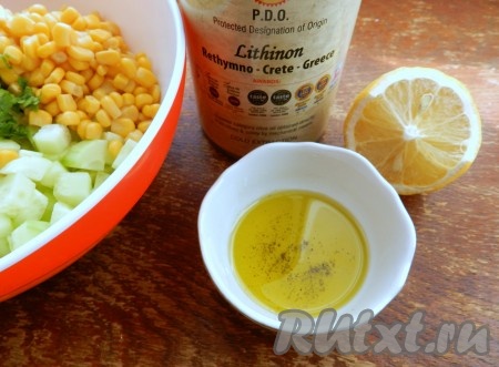 Для заправки оливковое масло смешать с лимонным соком, добавить черный молотый перец и заправить салат.